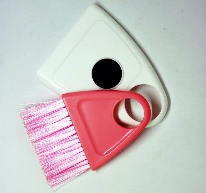 DAISO Magnetic broom and dustpan