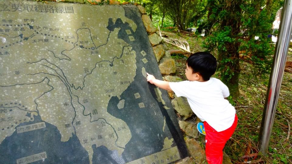 I asked this kid, "what's the best country in Asia?" photo 1000197_10151806266556202_1311455646_n.jpg