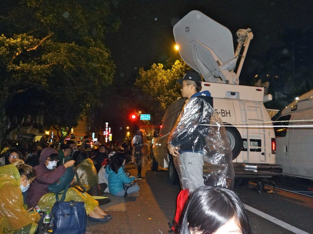 it's so violent for student activists to create and maintain walkways so people can go back and forth while supporting their cause. photo 1781602_10152342229021202_1287319058_o.jpg