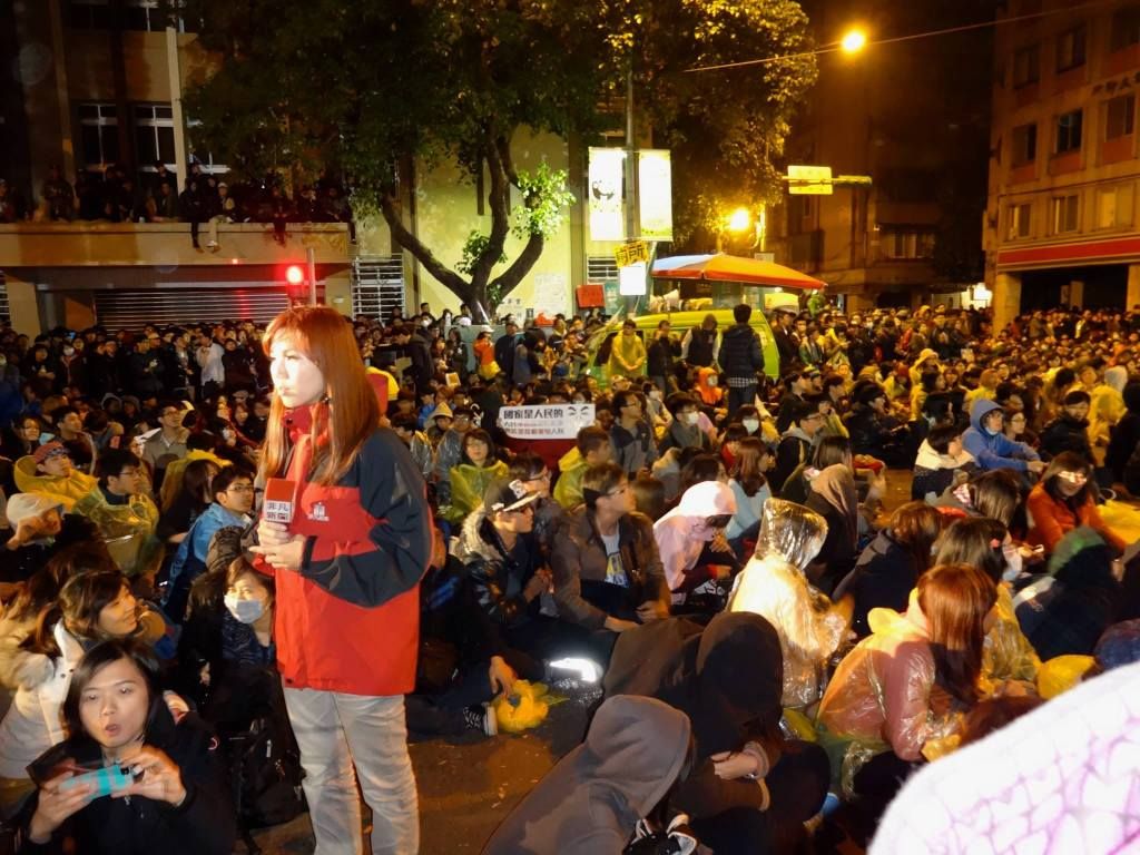 Watch protesters on the news violently sitting, violently holding signs and violently letting newscasters report on the protest. photo 1795940_10152342229751202_1056298106_o.jpg