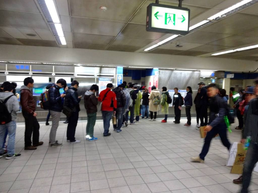 Bathroom Queue lao ren cha - 老人茶: look at these violent protesters being violent Bathroom Queue lao ren cha - 老人茶: look at these violent protesters being violent